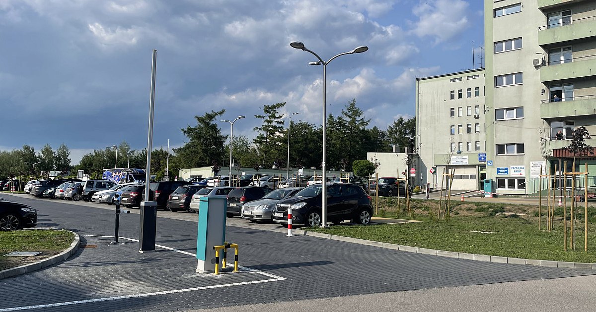 Szlabany przy sandomierskim szpitalu. Parkingi gotowe. Jak długo jeszcze będzie można korzystać z nich bezpłatnie?