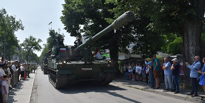 Defilada i nowoczesna artyleria – Święto 18. Brygady Artylerii w Nowej Dębie [ZDJĘCIA]