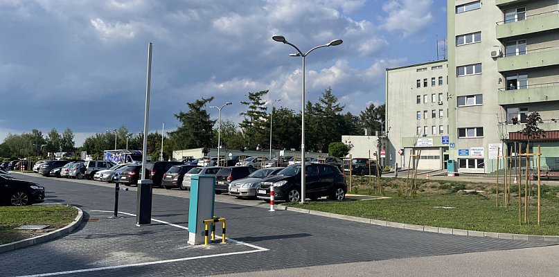 Szlabany przy szpitalu. Parkingi gotowe, opłat na razie nie ma  - 222846