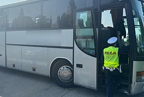 Wiózł dzieci na wycieczkę, choć policja uznała autokar za niesprawny-222877