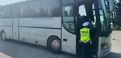 Wiózł dzieci na wycieczkę, choć policja uznała autokar za niesprawny-222877