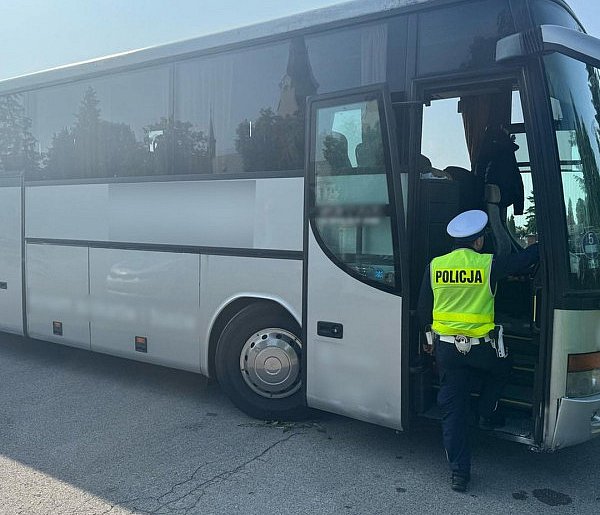 Wiózł dzieci na wycieczkę, choć policja uznała autokar za niesprawny-222877