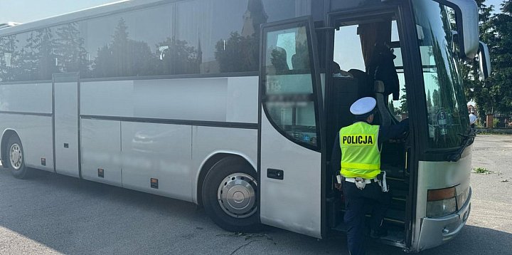 Wiózł dzieci na wycieczkę, choć policja uznała autokar -222877