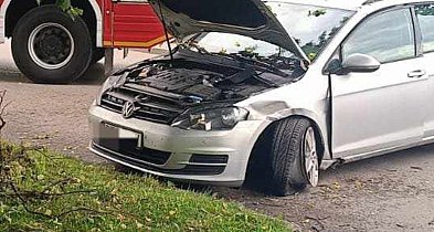 W Staszowie kierowca zasłabł i wjechał w drzewo [ZDJĘCIA]-222883
