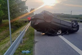 Zderzenie ciągnika rolniczego z "osobówką" na DK 77. Droga jest zablokowana [FOTO]-222953