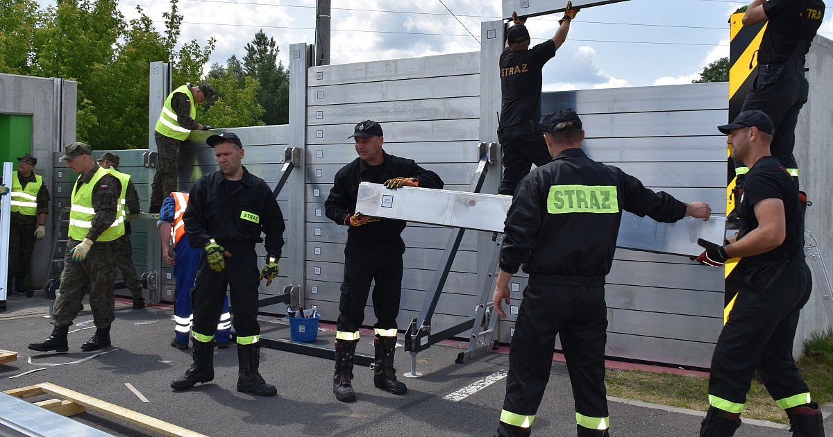Nowoczesne przesłony przeciwpowodziowe w Sandomierzu. Ćwiczenia z udziałem 200 osób [ZDJĘCIA]