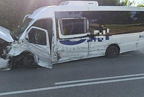 Ważna droga zablokowa. Zderzenie osóbwki z busem, którym podróżowało 20 osób [FOT]-223087