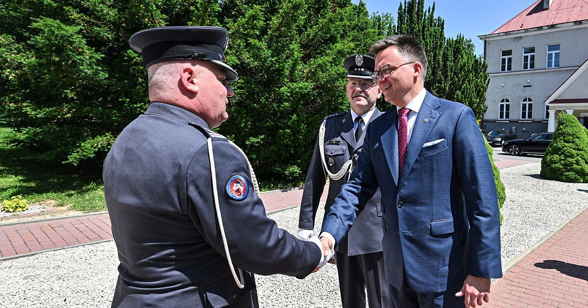 Marszałek Sejmu przekazał flagę RP 3 Sandomierskiemu Batalionowi Radiotechnicznemu i spotkał się z uczniami [ZDJĘCIA]