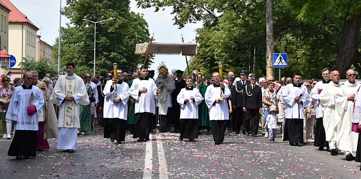 Procesja Bożego Ciała z biskupem z Kamerunu  -223141