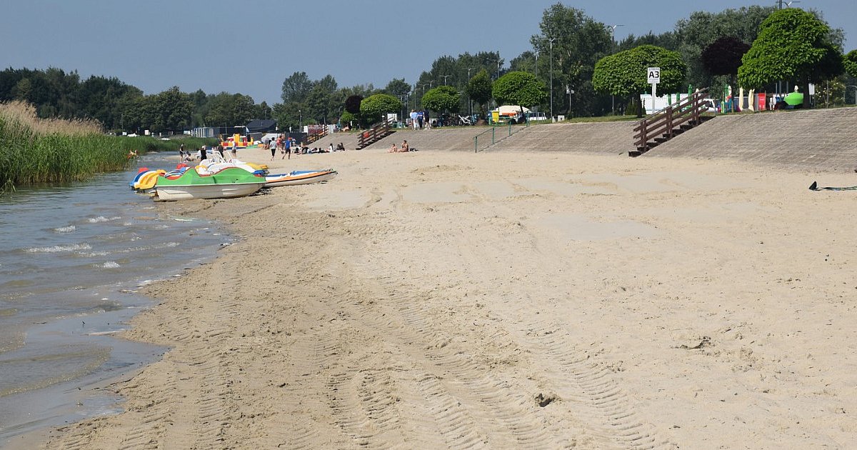 Na plaże Jeziora Tarnobrzeskiego trafiło 400 ton piasku [ZDJĘCIA]