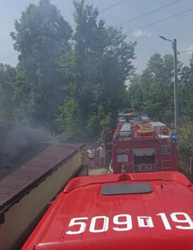Płonie wędzarnia pod Staszowem. Z ogniem walczy 6 zastępów straży-223192