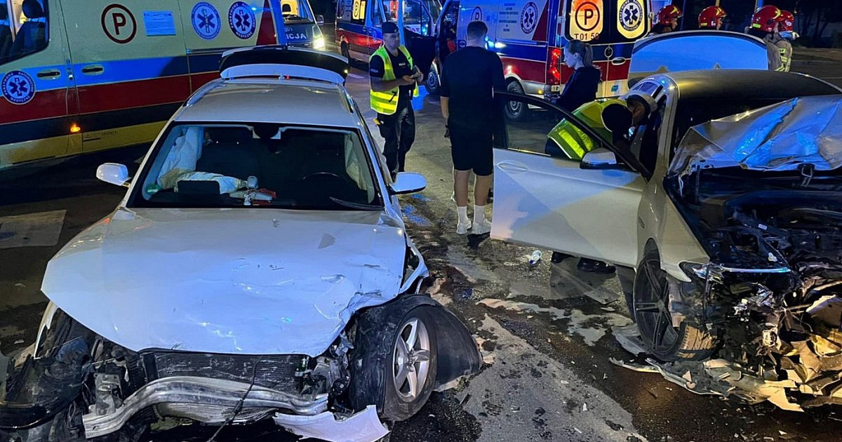 Groźny wypadek w centrum Sandomierza z udziałem ośmiorga nastolatków [ZDJĘCIA]