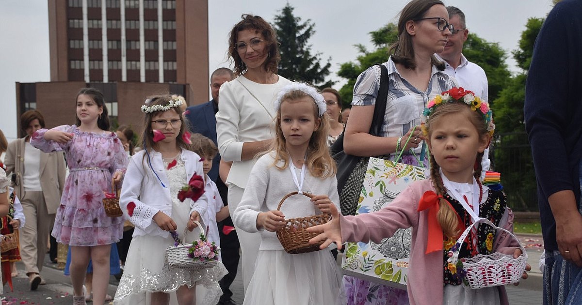 Tłumy wiernych na procesji Bożego Ciała z kościoła Dominikanów do parafii na tarnobrzeskim Serbinowie [ZDJĘCIA] [WIDEO]