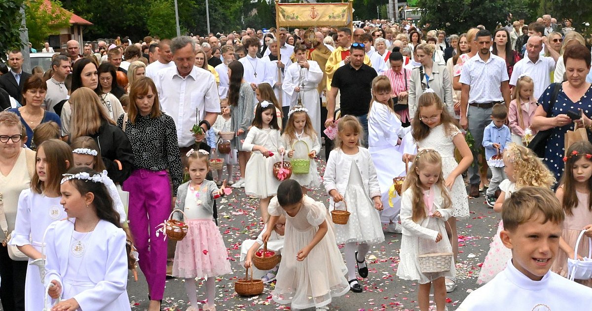 Wierni z parafii pw. Chrystusa Króla i św. Barbary przeszli w procesji ulicami Tarnobrzega [ZDJĘCIA]