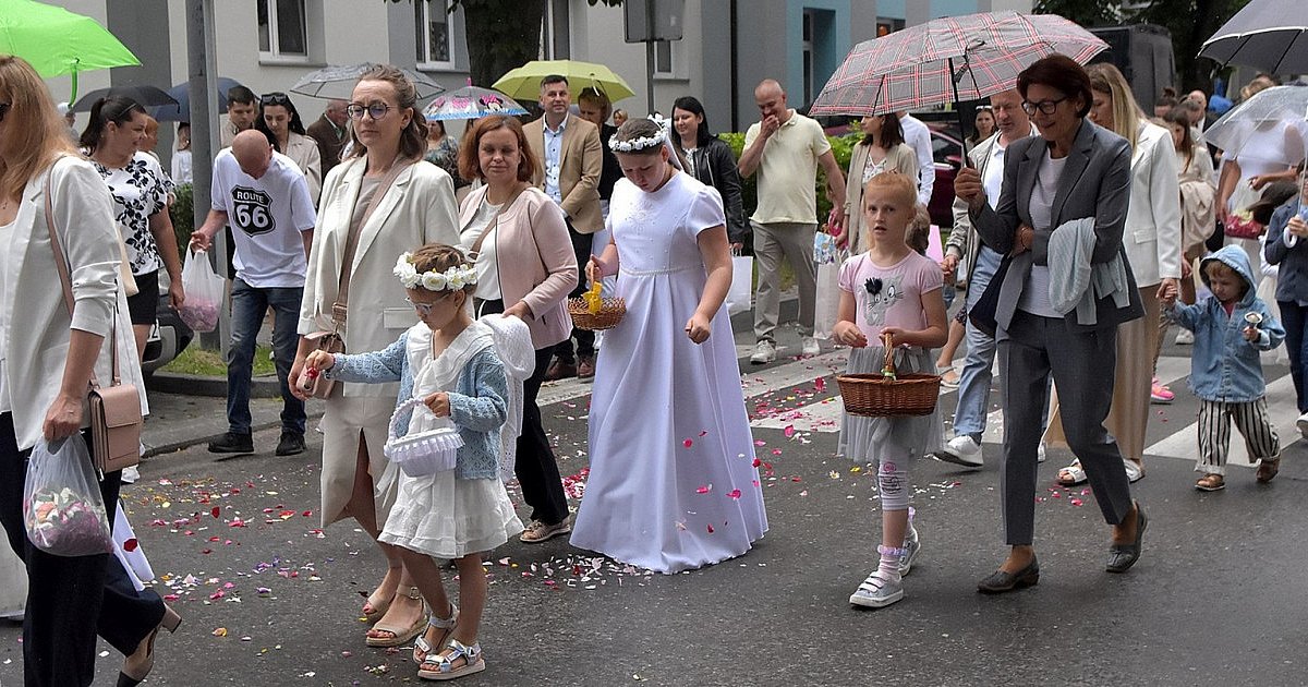 Boże Ciało 2025 w Nowej Dębie. Ulicami miasta przeszła procesja [ZDJĘCIA]