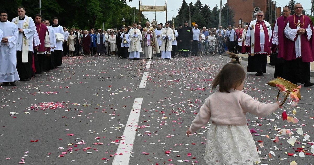 Sandomierz wyruszył za Chrystusem. Tłumy na procesji Bożego Ciała [ZDJĘCIA]