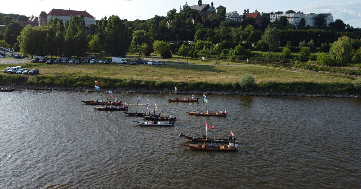 Wiślana parada łodzi w Sandomierzu z lotu ptaka [ZDJĘCIA]