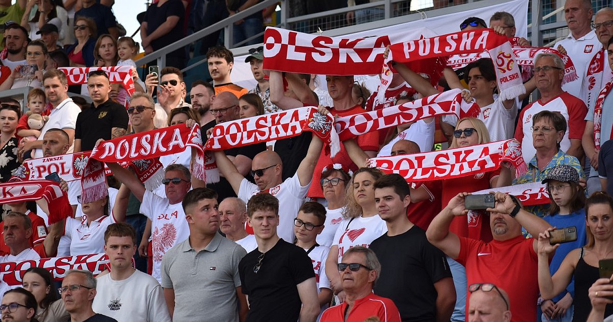 Blisko 3000 kibiców było na meczu Polska - Szwecja w Tarnobrzegu. Zobacz zdjęcia [FOTO]