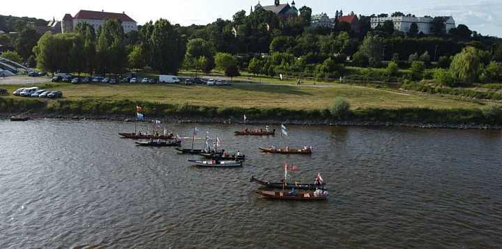 Wiślana parada łodzi w Sandomierzu z lotu ptaka [ZDJĘCI-223252