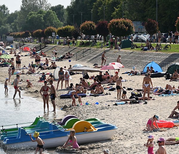 Plażowicze tłumnie przywitali lato nad Jeziorem Tarnobrzeskim. ZDJĘCIA]-223271
