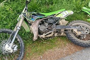 16-latek poważnie ranny. Uderzył crossem w toyotę [FOTO]-223329