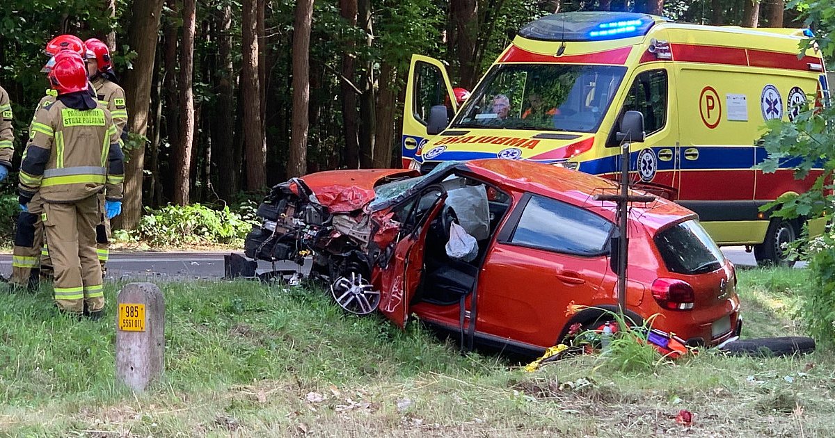 Zderzenie busa z osobówką w gminie Baranów. Trzy osoby w szpitalu [ZDJĘCIA]