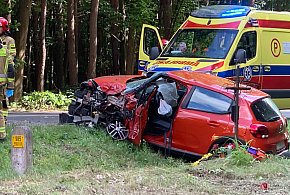 Zderzenie busa z osobówką w gminie Baranów. Trzy osoby w szpitalu [ZDJĘCIA]-223428