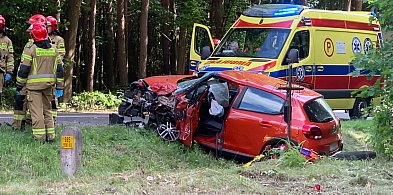 Zderzenie busa z osobówką w gminie Baranów. Trzy osoby w szpitalu [ZDJĘCIA]-223428