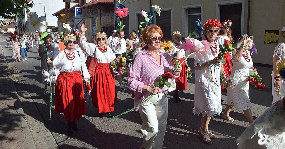 W Tarnobrzegu seniorzy odprawili Sobótkę po lasowiacku. Były śpiewy, tańce i puszczanie wianków na wodę [ZDJĘCIA]
