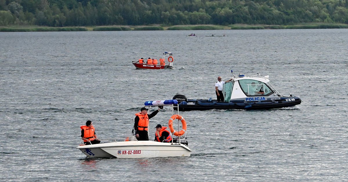 Nurkowie i ekipa z sonarem przeszukują dno Jeziora Tarnobrzeskiego. Szukają pływaka, który zniknął pod wodą [ZDJĘCIA]