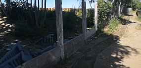 Wiele metrów ogrodzenia zniszczono na stadionie