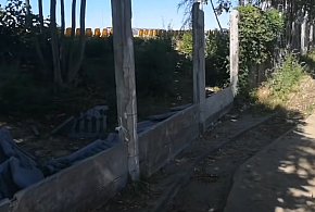 Wiele metrów ogrodzenia zniszczono na stadionie Pogoni Staszów-223491