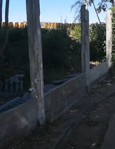 Wiele metrów ogrodzenia zniszczono na stadionie Pogoni Staszów-223491