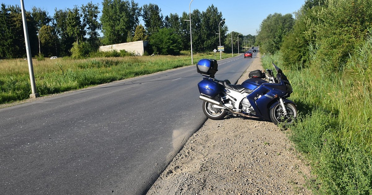 Zderzenie motocykla z autem w Tarnobrzegu. Jedna osoba w szpitalu [ZDJĘCIA]