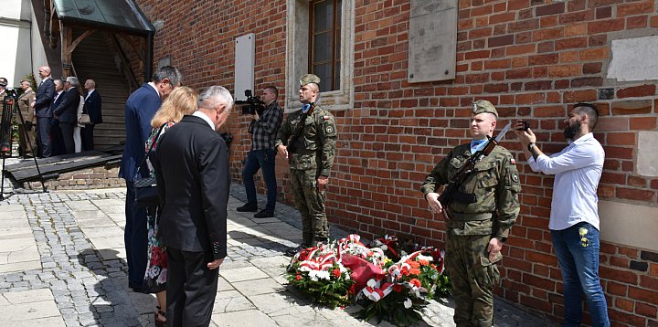 Apel o ponadpartyjne świętowanie-223580
