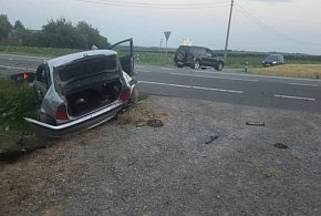 Zderzenie bmw i suzuki na drodze krajowej nr 77. 22-latek z poważnymi obrażeniami-223585