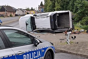 Groźny wypadek na skrzyżowaniu w centrum Staszowa [ZDJĘCIA]-223613