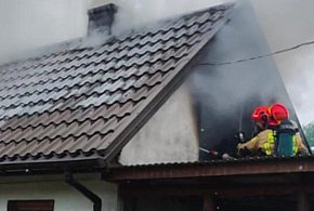 Siedem zastępów straży walczy z pożarem zabudowań na jednej z posesji w gm. Osiek-223616