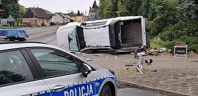 Groźny wypadek na skrzyżowaniu w centrum Staszowa [ZDJĘCIA]-223613