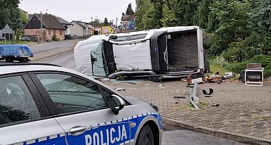 Groźny wypadek na skrzyżowaniu w centrum Staszowa [ZDJĘCIA]-223613