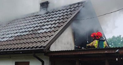 Siedem zastępów straży walczy z pożarem zabudowań na jednej z posesji w gm. Osiek-223616