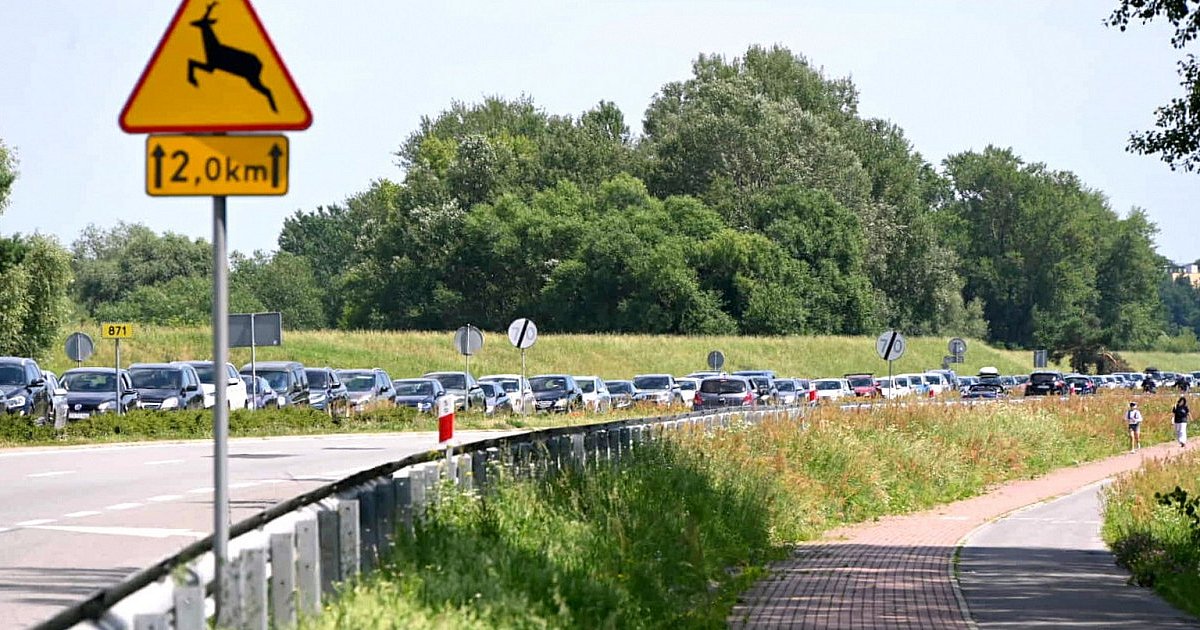 "Najazd" turystów na Jezioro Tarnobrzeskie. Korki do wjazdu sięgały dworca PKS