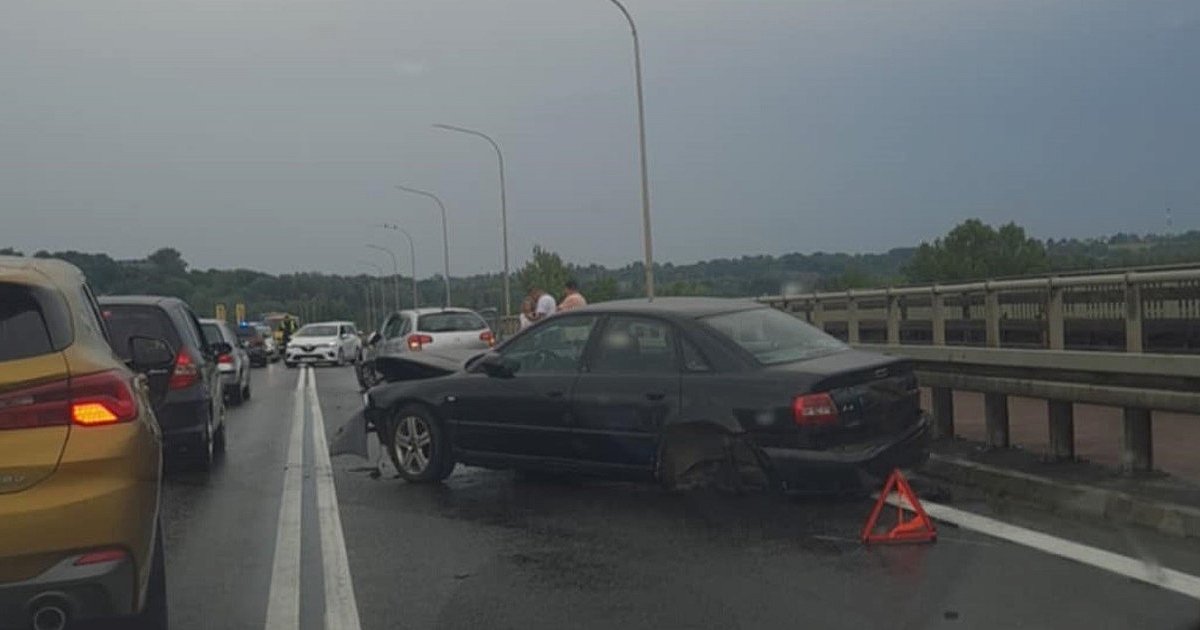 Zderzenie trzech aut na moście w Sandomierzu