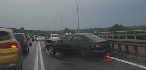 Zderzenie trzech aut na moście w Sandomierzu