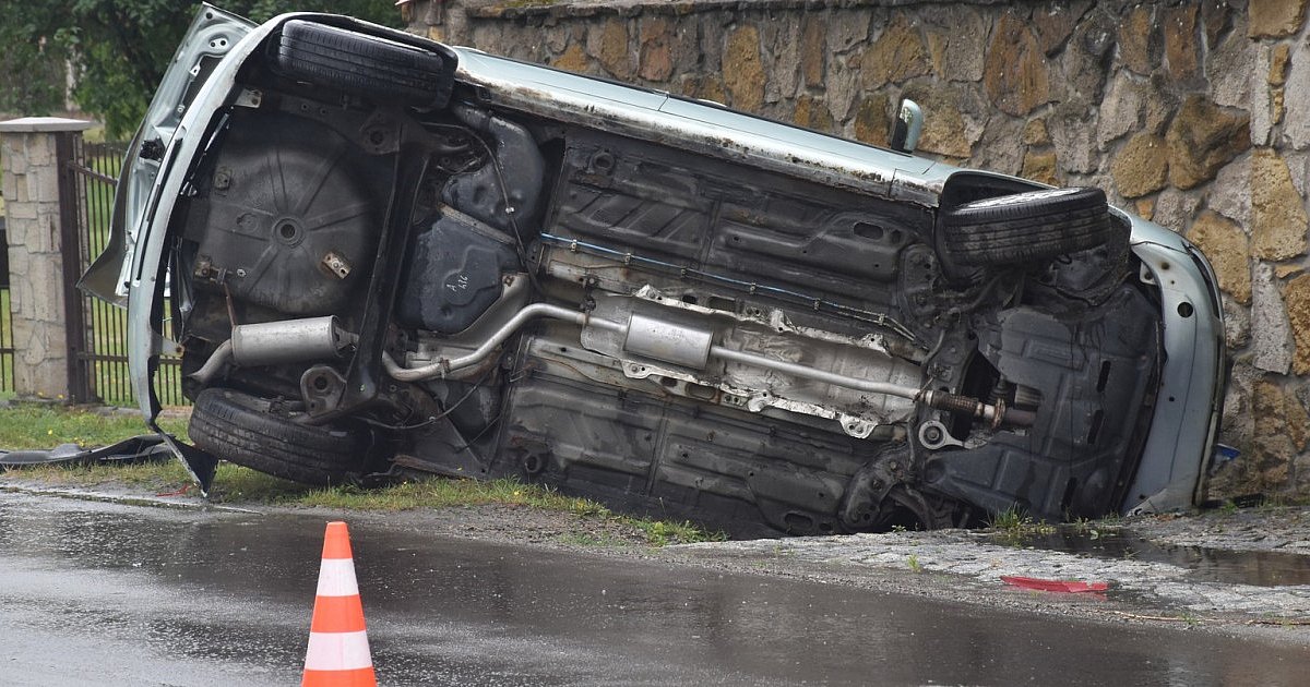 Wypadek w Chmielowie. Są osoby poszkodowane [ZDJĘCIA]