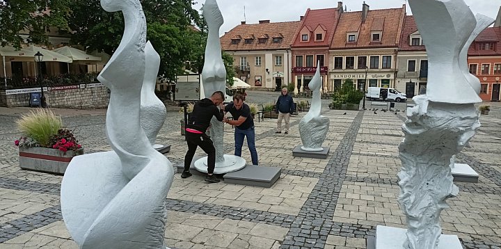 Rzeźbiarska wystawa w BWA i na Rynku-223786