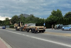 Amerykański pojazd wojskowy uszkodził barierki na skrzyżowaniu w centrum Staszowa-223825