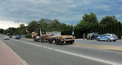 Amerykański pojazd wojskowy uszkodził barierki na skrzyżowaniu w centrum Staszowa-223825