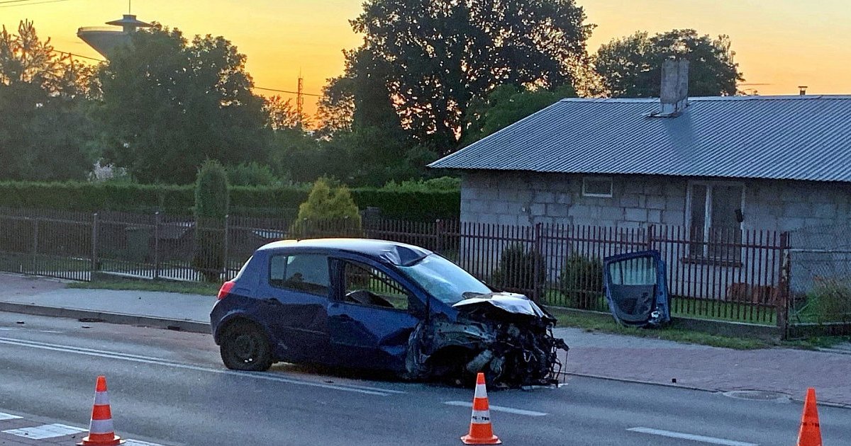 Osobówka staranowała ogrodzenie posesji. Nocny wypadek na Miechocinie w Tarnobrzegu [ZDJĘCIA]