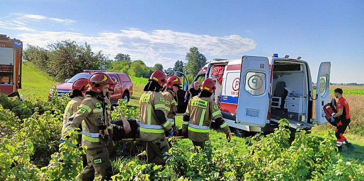 Dramat na polu. Mężczyzna wpadł pod kombajn do zbioru..-223881